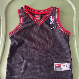 Vintage Nike Kids Black and Red NBA Jersey 3t